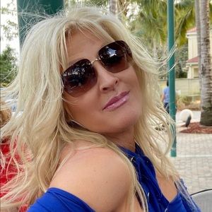 Meet your Posher, Debbie